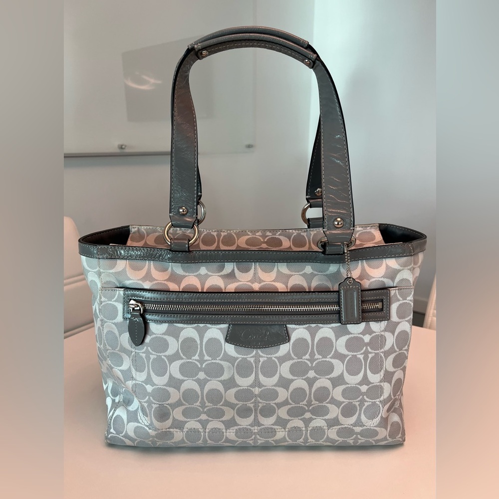 LIKE NEW Coach Penelope Signature Canvas w Patent Leather Trim Tote Bag on Gray